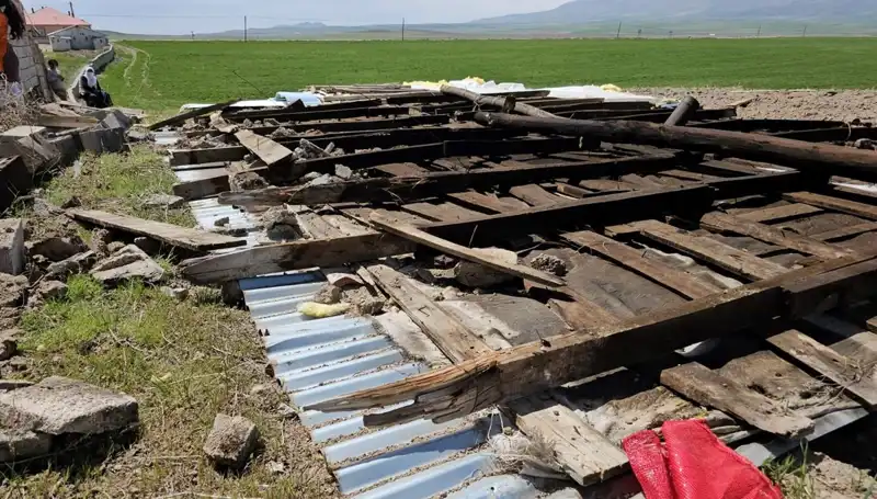 Bitlis’te Fırtına Felaketi: Çatılar Uçtu, Şehir Zarar Gördü
