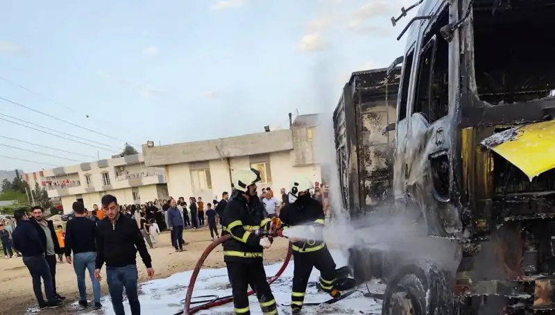 Park Halindeki İki TIR Alev Alev Yandı: Yangının Nedeni Merak Konusu
