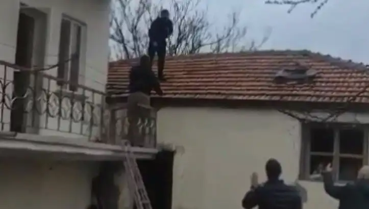 Çatıdaki Şüpheli Direniş: 10 Yıl Hapiste Yatan Adamın İsyanı!