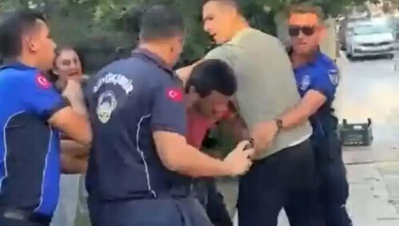 Seyyar Satıcı Sokak Ortasında Zabıta Tarafından Feci Bir Şekilde Darp Edildi