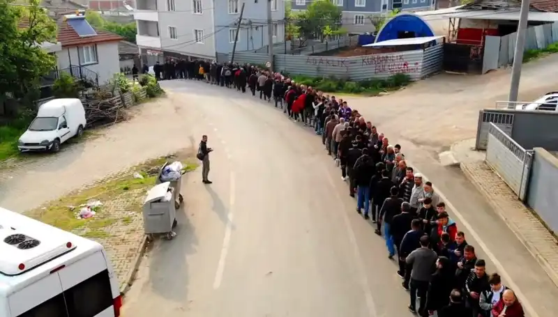Bursa'nın O Mahallesinde Bayram Coşkusu, 1 Kilometrelik Kuyrukla Taçlandı!