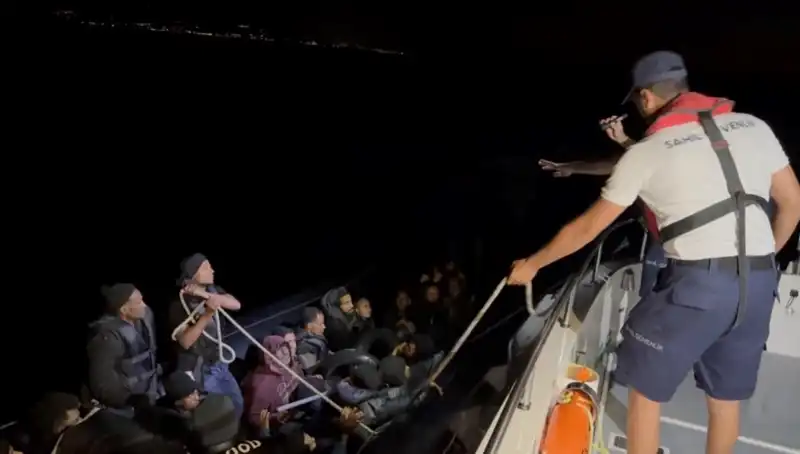 Çeşme’de Denizde Sürüklenen 42 Kaçak Göçmen Hayat Kurtardı