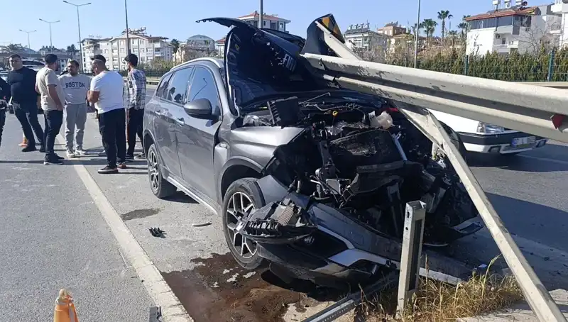 Kaza Yapmamak İçin Bariyerlere Çarptı: Feci Kaza Anları!