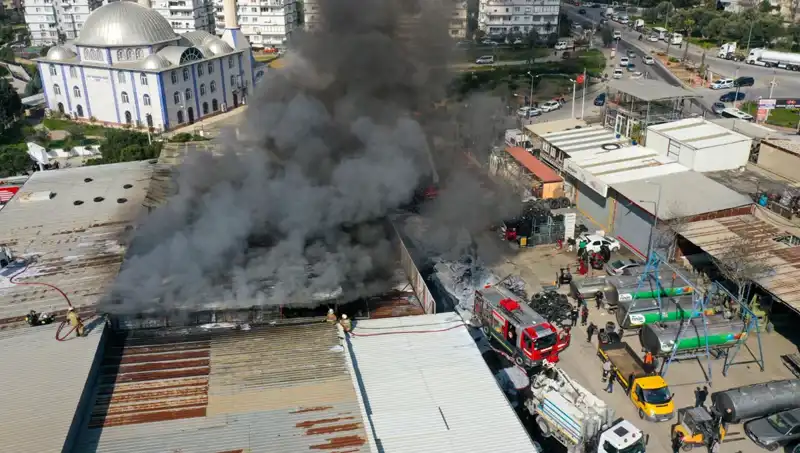 İzmir'deki Oto Lastikçi Yangını, Şehirde Panik Yarattı