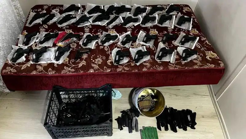 Gaziantep'te Şok Baskın: 45 Silah ve El Bombası Ele Geçirildi!