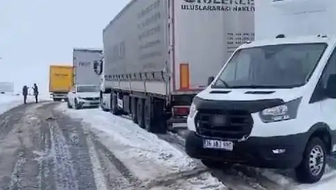 Kars-Ardahan Karayolunda Kar Yağışı: TIR’lar Karda Mahsur Kaldı