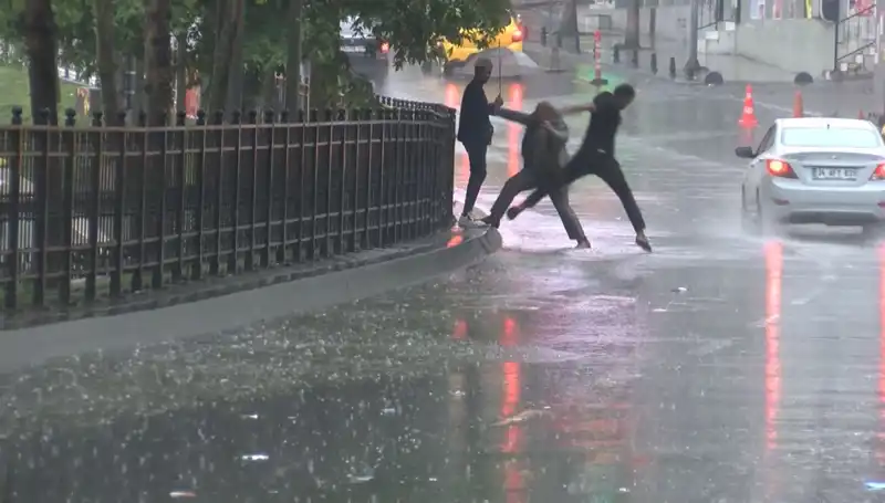 İstanbul ve İzmir İçin Turuncu Kodlu Alarm: Hava Durumu Uyarıları Artıyor!