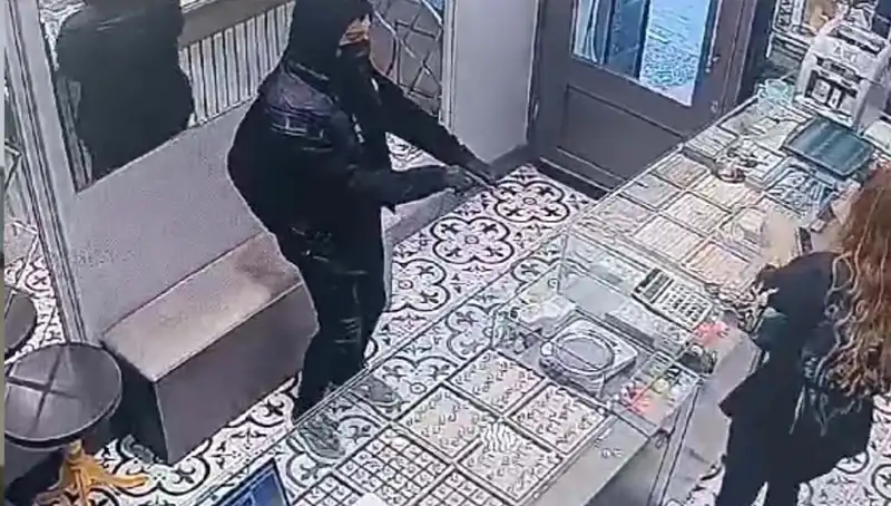Soygun Girişimi Tüm Planlarıyla İflas Etti: Dolapta Yakalandılar!