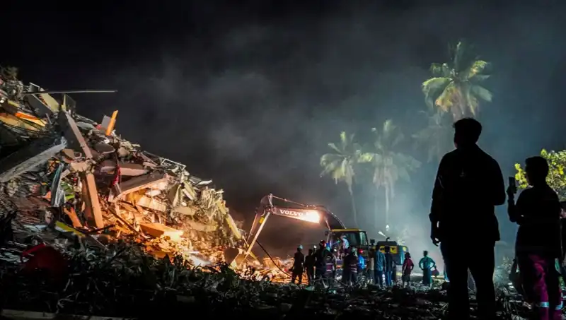 Myanmar'daki Korkunç Depremde Enkaz Altında 72 Saat Geçiren Adam Kurtarıldı