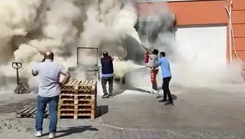 AVM Depo Alanında Korkutan Yangın: Paniğe Neden Oldu