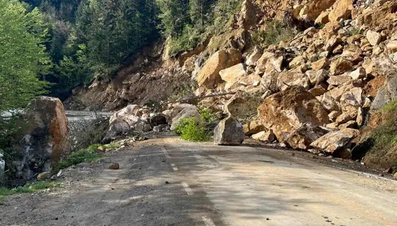 Giresun’da Heyelan Paniği: Ana Yol Trafiğe Kapandı