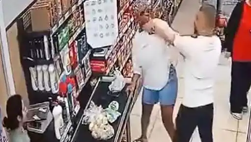 Marketteki Kasa Sırasında Skandal: Çocuğunun Önünde Kadına Saldırdı!