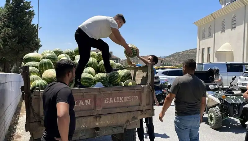 Yerel İş Adamı, Tonlarca Karpuzu İhtiyaç Sahibine Ücretsiz Dağıttı