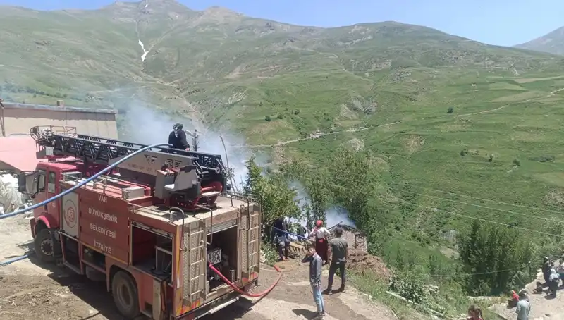 Van'daki Ev Yangını: Küçük Bir Çocuğun Hayatını Kaybetmesine Neden Oldu