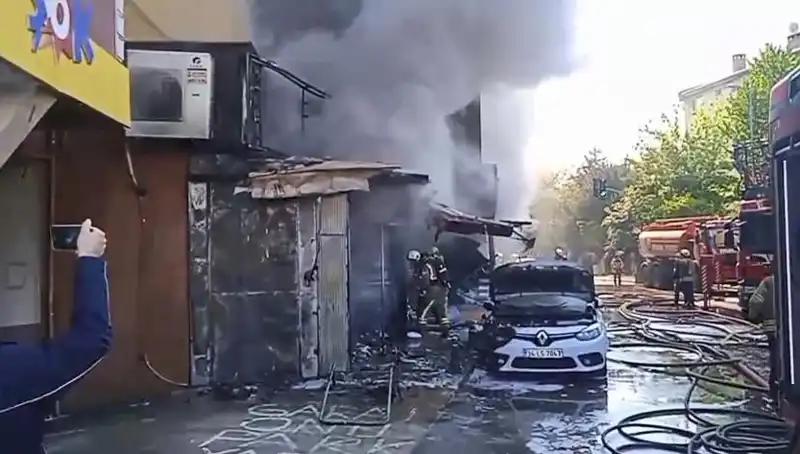 Ümraniye’de Dikkat Çeken Hediyelik Eşya Dükkanında Yangın Çıktı