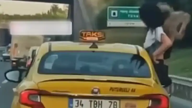 TEM Otoyolu'nda Taksinin Camından Sarkan Gençlerin Şok Eden Görüntüleri