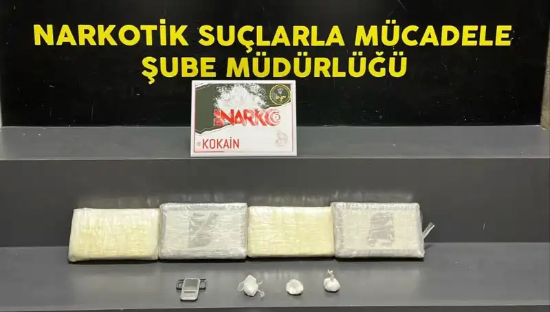 İzmir'de Uyuşturucu Operasyonu: İki Çete Çökertildi, Yüzlerce Kilogram Madde Ele Geçirildi
