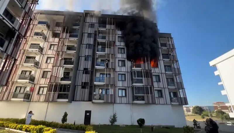 Çanakkale'de Korku Dolu Anlar: Gece Yarısı Patlayan Yangın Korkuttu