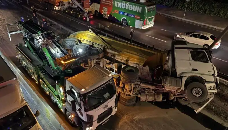 Moloz Yüklü Hafriyat Kamyonu Devrildi: Şehir İçinde Büyüyen Tehlike