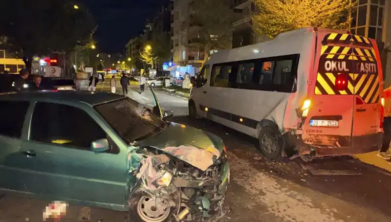 Otomobilin Servis Minibüsüne Çarpması Sonucu 6 Kişi Yaralandı