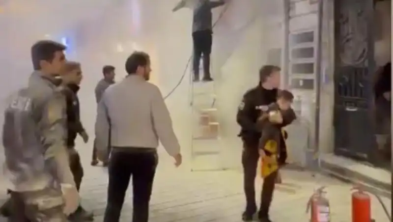 Beyoğlu'ndaki Büfede Korkutan Yangın: İçerideki Çocuk Son Anda Kurtarıldı