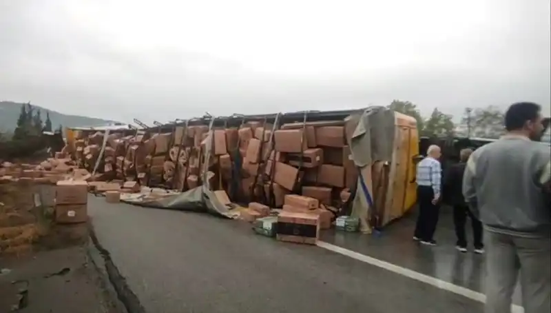 TEM Otoyolu'nda TIR Devrildi, Ankara Yolu Trafiğe Kapatıldı!