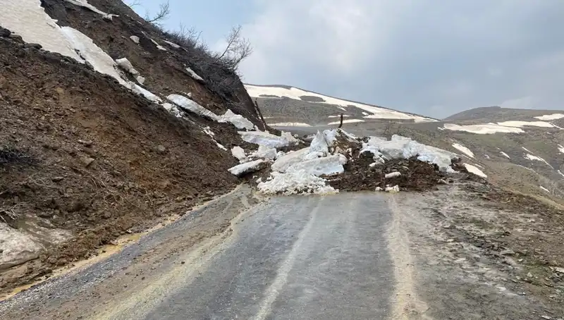 Muş'ta Heyelan Sonrası Kapanan Köy Yolu Ulaşıma Açıldı, Zorluklar Geçti