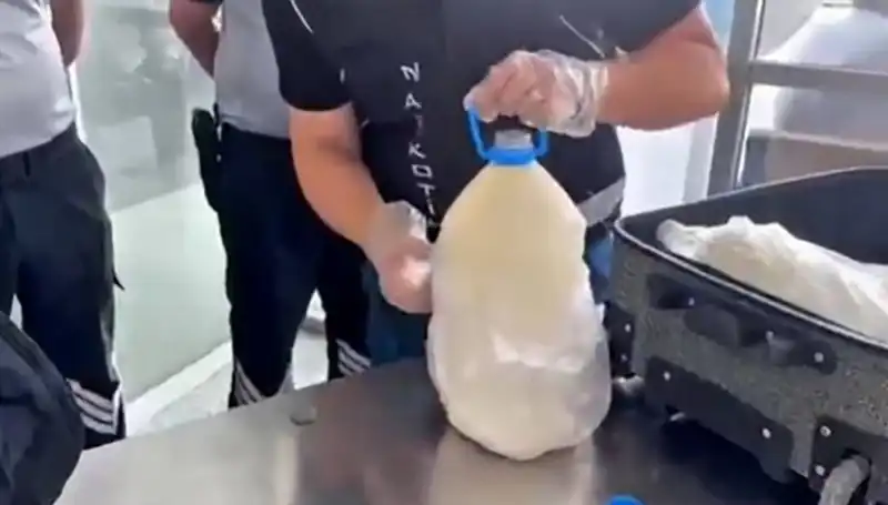 Havalimanında Süt Şişesinde Skandal: 12 Kilo 800 Gram Uyuşturucu Çıktı
