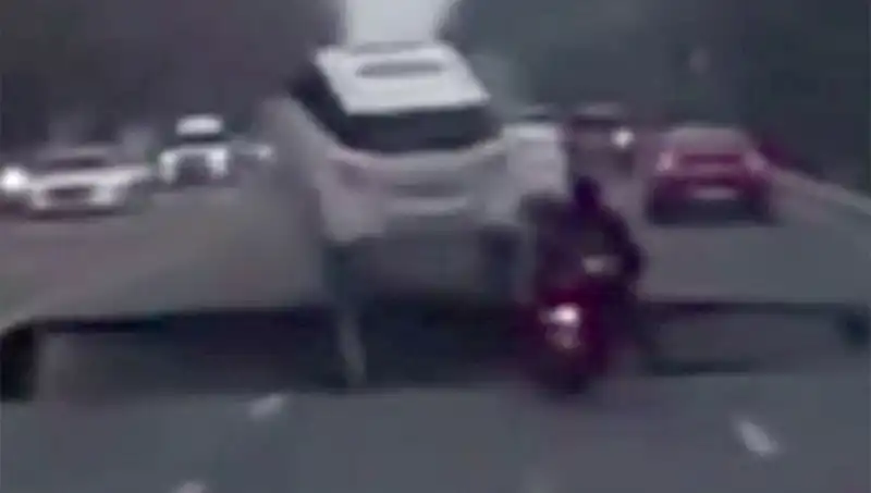 Güney Kore Otoyolunda Dev Çukur: Motosiklet İçine Çekildi!