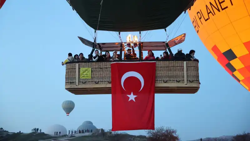 Kapadokya'da 23 Nisan Coşkusunu Balonlar Uçurarak Kutladı