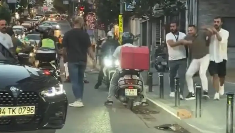 Nişantaşı'nda Yol Verme Kavgası: Sopayla Kadının Üzerine Yürüyen Adam Gözaltında