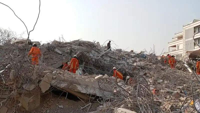 Türk Kurtarma Ekipleri Myanmar'da: Enkaz Altında Hayat Bulan Bir Kişi