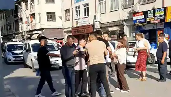 Gazinin Trafikte Darp Edildiği Anlar Korkunç Bir Şekilde Kameralara Yansıdı
