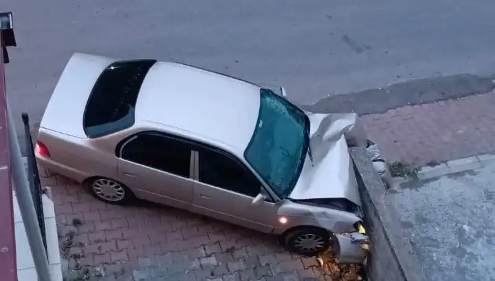 Kontrolü Kaybeden Araç Duvara Çarparak Büyük Kaza Yaptı