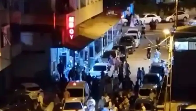 Düğün Çıkışı Şok Edici Olay: Arabasıyla Kalabalığın İçine Daldı