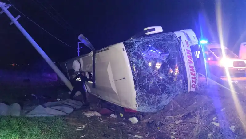 Van'da Yolcu Otobüsü Devrildi: 28 Kişi Yaralandı, Detaylar Ortaya Çıktı!