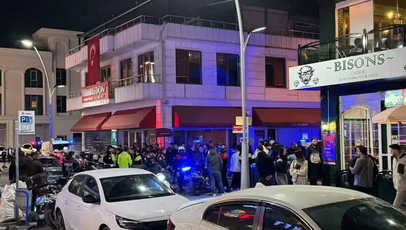 Kafe Önünde Gerilim: Havaya Ateş Açan Kişi Engelleyeni Bıçakladı