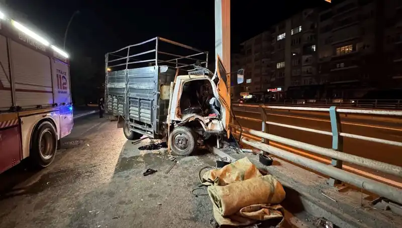 Kamyonet Yön Tabelasına Çarptı: Sürücünün Durumu Ciddiyetini Koruyor