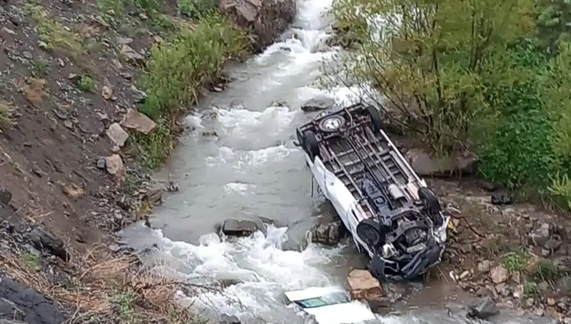 Hakkari'de Minibüs Devrildi: İki Ölü, Üç Yaralıyla Dolu Kaza