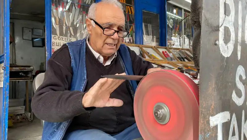 81 Yaşında Mesleğini Bırakmayan Erhan Amca'nın Azmi Göz Dolduruyor