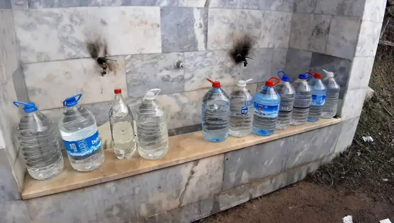 Şifalı Suya Ulaşmak İçin Yola Çıkanlar: Kilometrelerce Yol Kat Ediyorlar