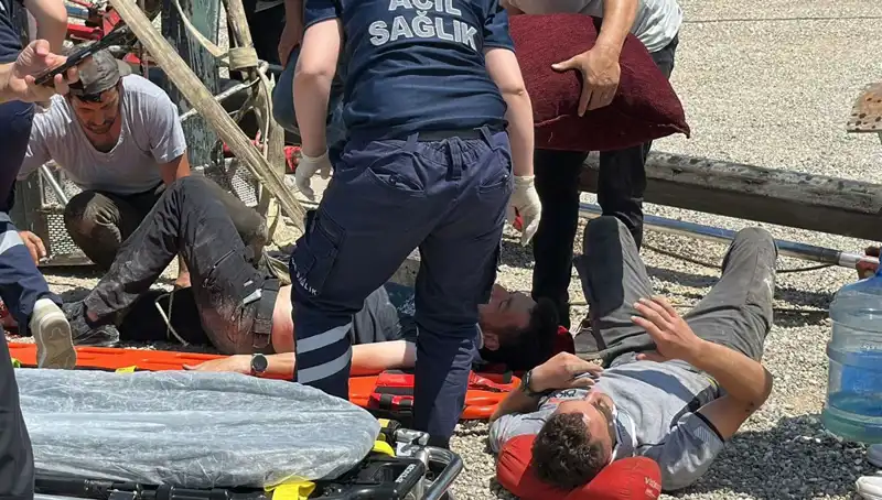Bayrak Asma İşi Korku Dolu Anlar Yaşattı: Vinç Devrildi, İki İşçi Yaralandı