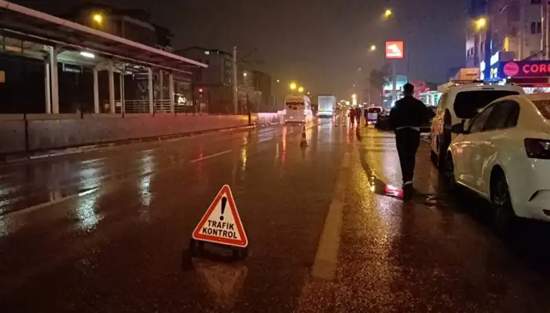 Bursa'da Feci Kaza: Kamyonet Polis Ekiplerine Çarptı!