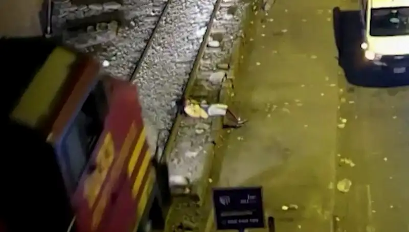 Trajik Kazadan Sonra Mucizevi Kurtuluş: Tren Çarptı, O Yürüdü!