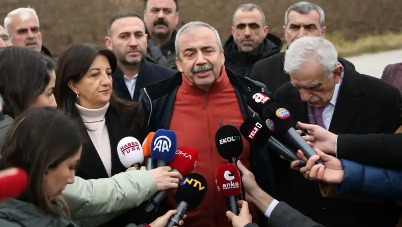 İmralı'dan PKK'ya Çarpıcı Çağrı: Öcalan’ın Mesajı Ne Anlama Geliyor?