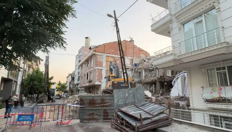 Yıkım Sürecinde Elektrik Kabloları Koptu: İki Sokak Karanlıkta Kaldı