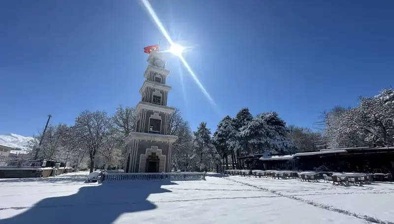 Erzincan'da Nisan Ayında Beklenmedik Kar Yağışı Şok Etti!