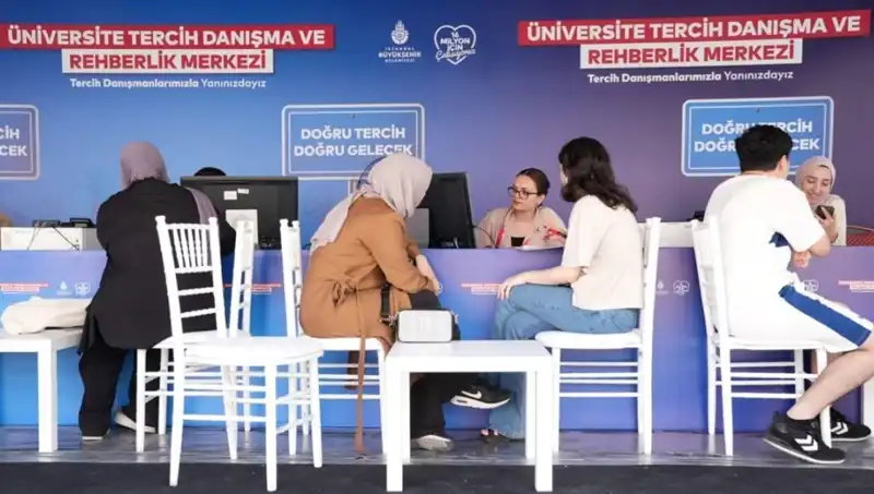 İstanbul'da Öğrencilere Özel "İBB Tercih Danışma ve Rehberlik Merkezi" Açıldı