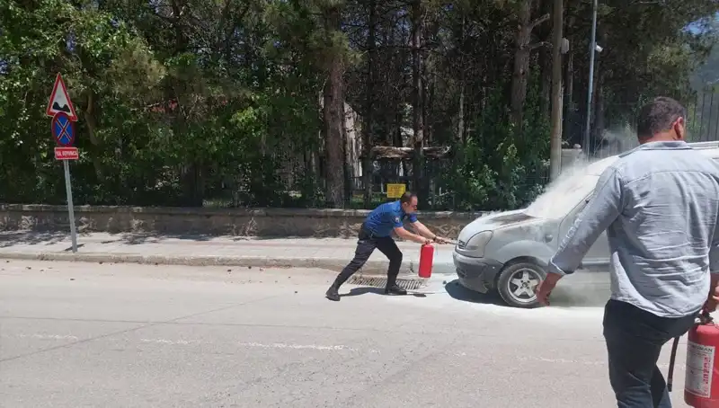 Emniyet Binasının Önünde Yangın: Araç Alev Alev Yandı
