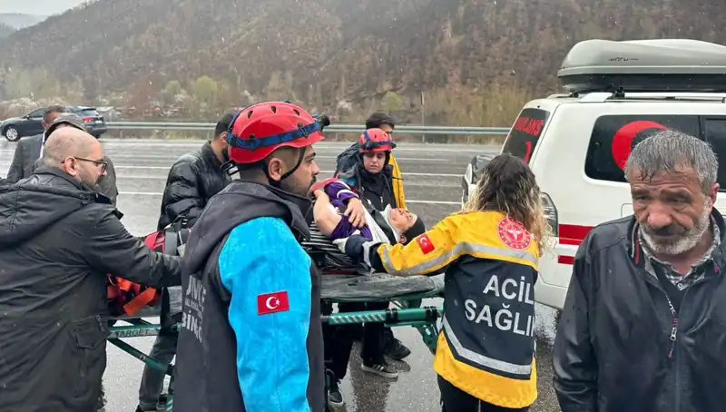 Otomobil İstinad Duvarına Çarptı: 5 Kişi Yaralandı, Olayın Ayrıntıları Ortaya Çıktı